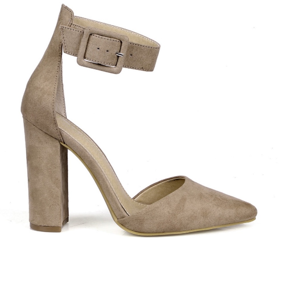 Mark and Maddux tan heel pumps